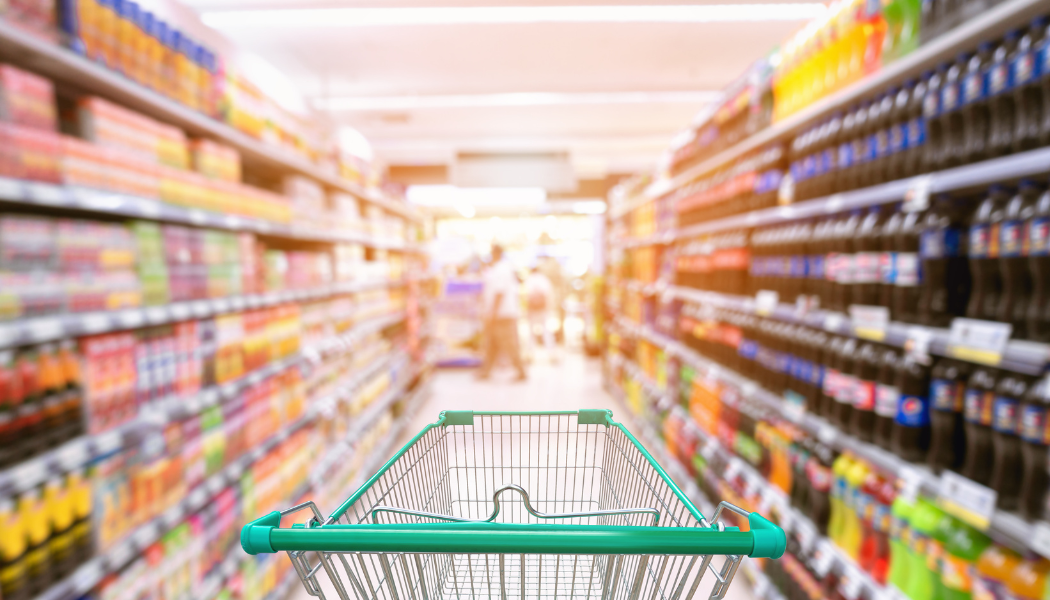 caddie vert dans un supermarché