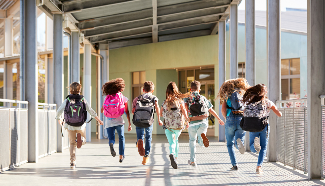 élèves d'une école qui courent pendant la récréation